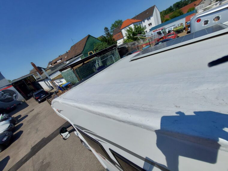 Wohnmobil Schaden Dach und Seite vom Kunden so angeliefert